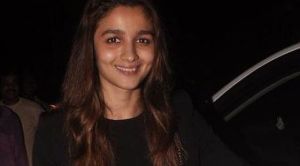 Alia Bhatt enjoys her night out with friends2_opt