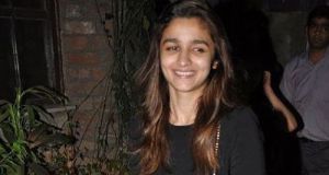 Alia Bhatt enjoys her night out with friends4_opt