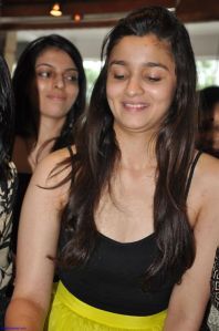 alia-bhatt-without-makeup-photos-at-the-inauguration-of-painting-exhibition-without-makeup-2030385697_opt